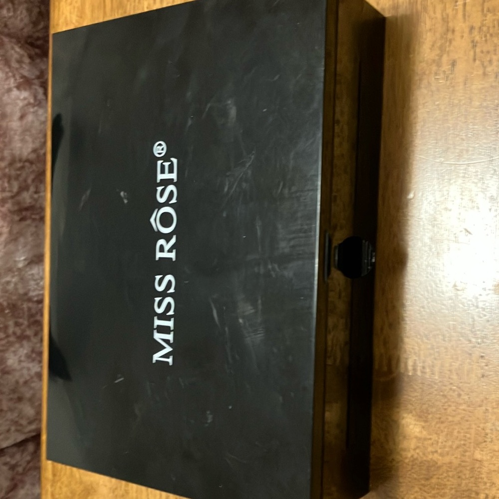 Miss Rose , New over 100 shades of eye shadow in a black plastic kit. With mirro